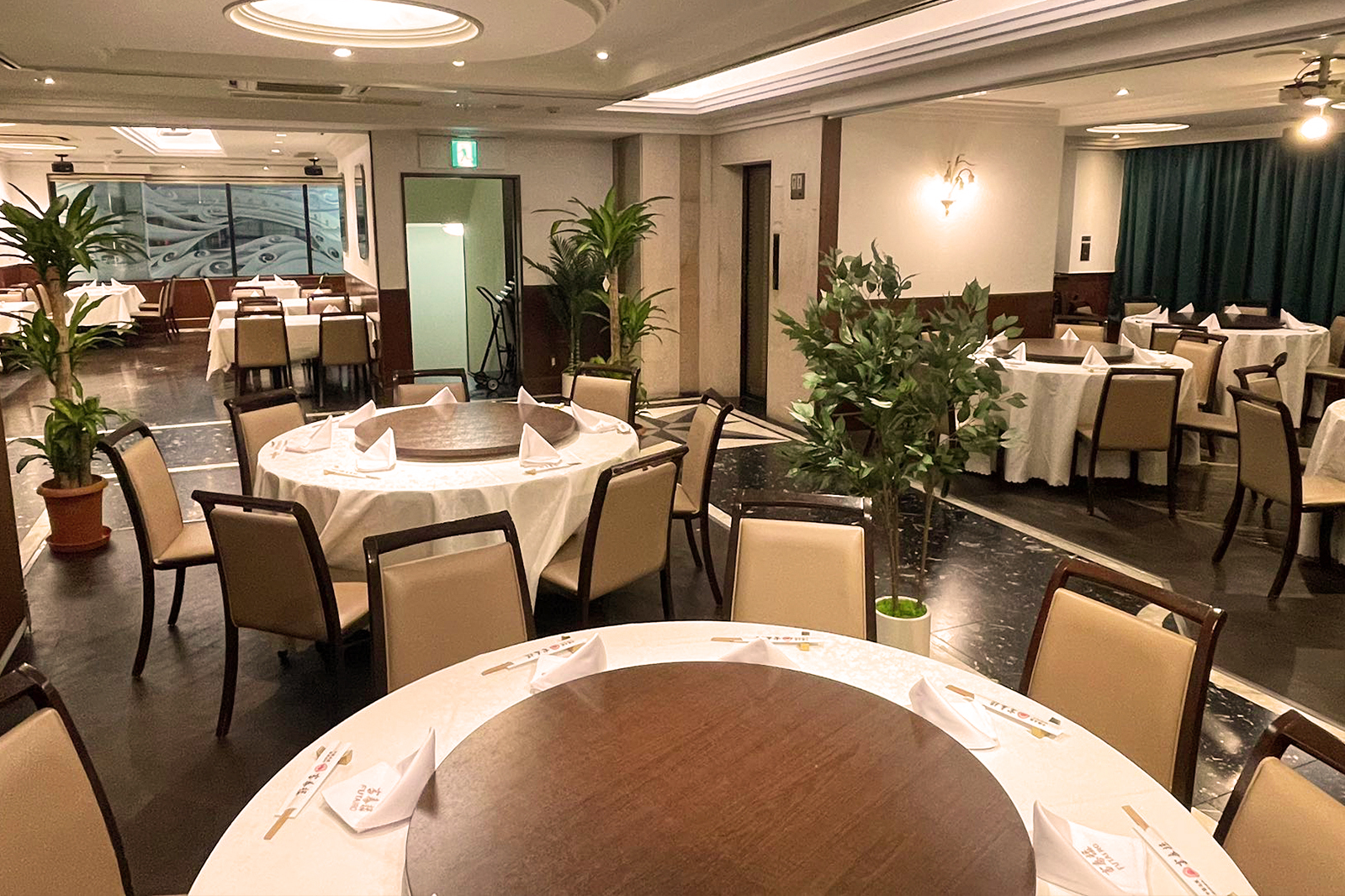 富泰楼 2F　レストランフロア、個室