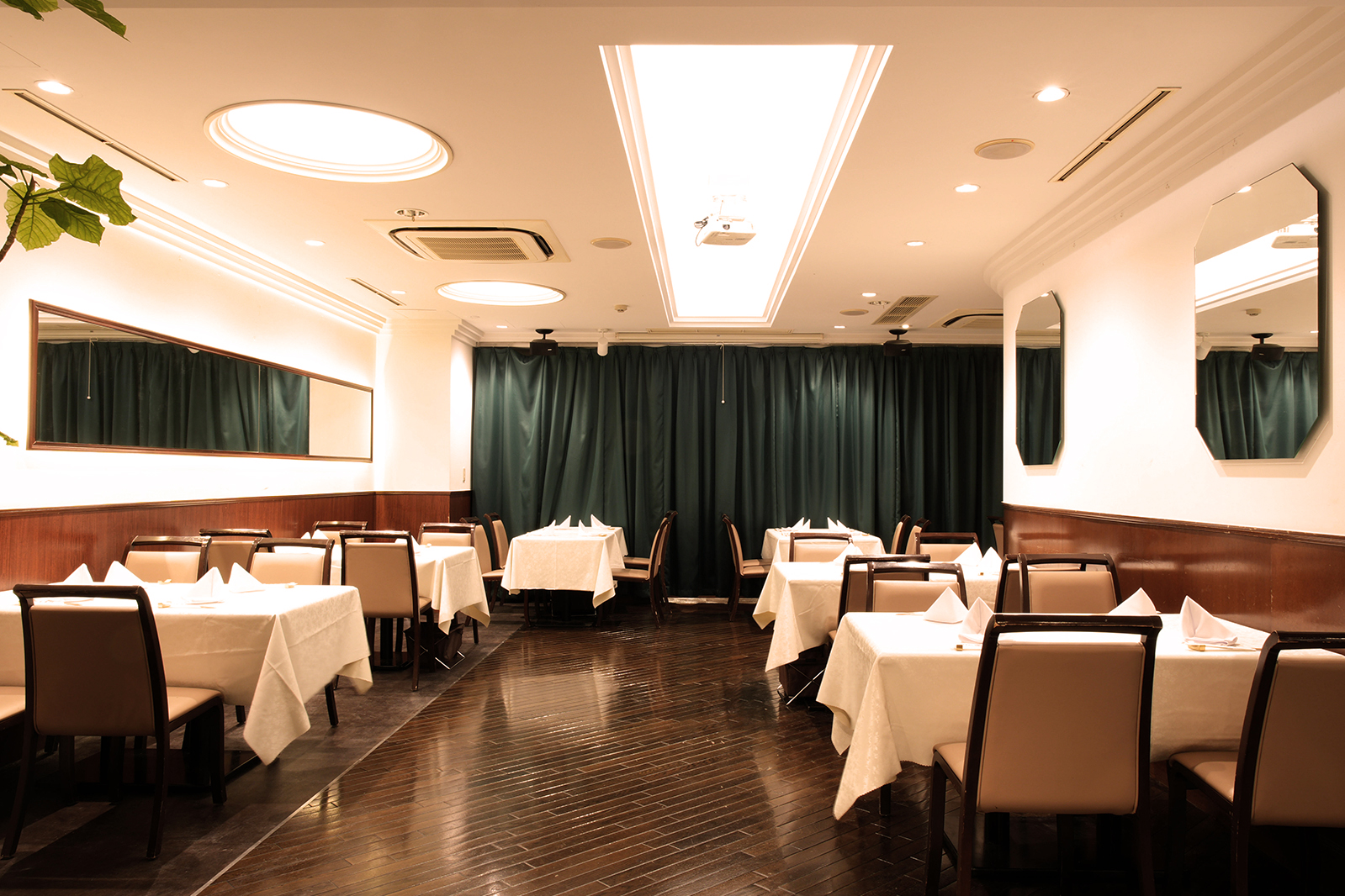 富泰楼 2F　レストランフロア、個室